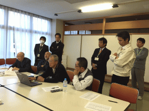 話し合い中の写真