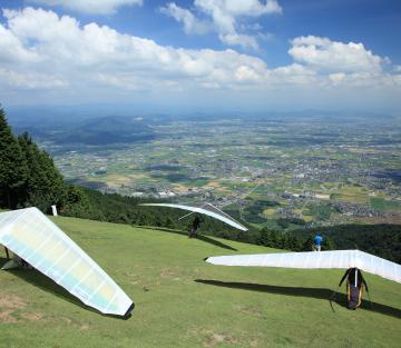 ハンググライダーで池田山から飛び立つ